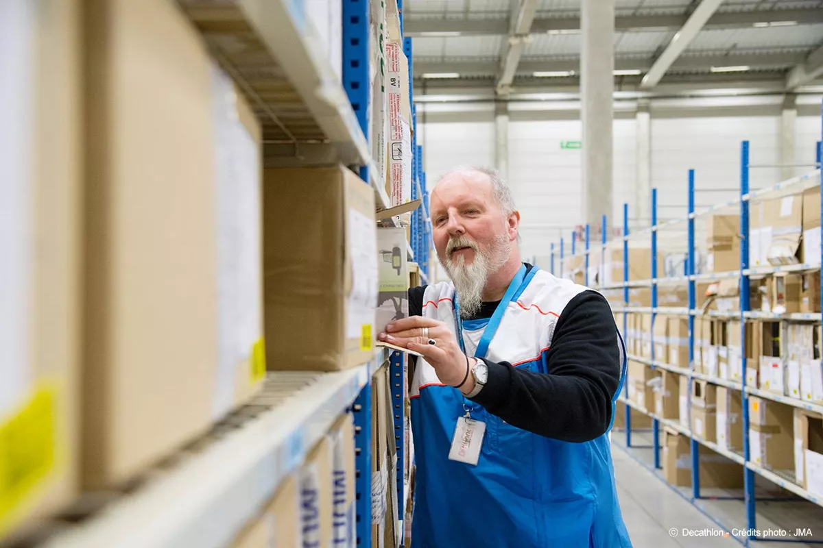 Salarié senior travaillant dans une entreprise après un départ anticipé pour carrière longue