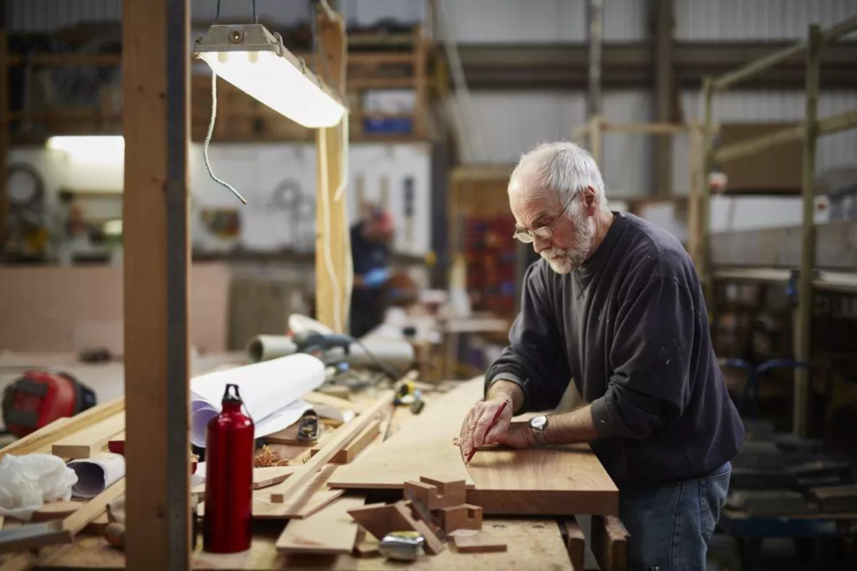 Artisan indépendant senior poursuivant son activité professionnelle après la retraite
