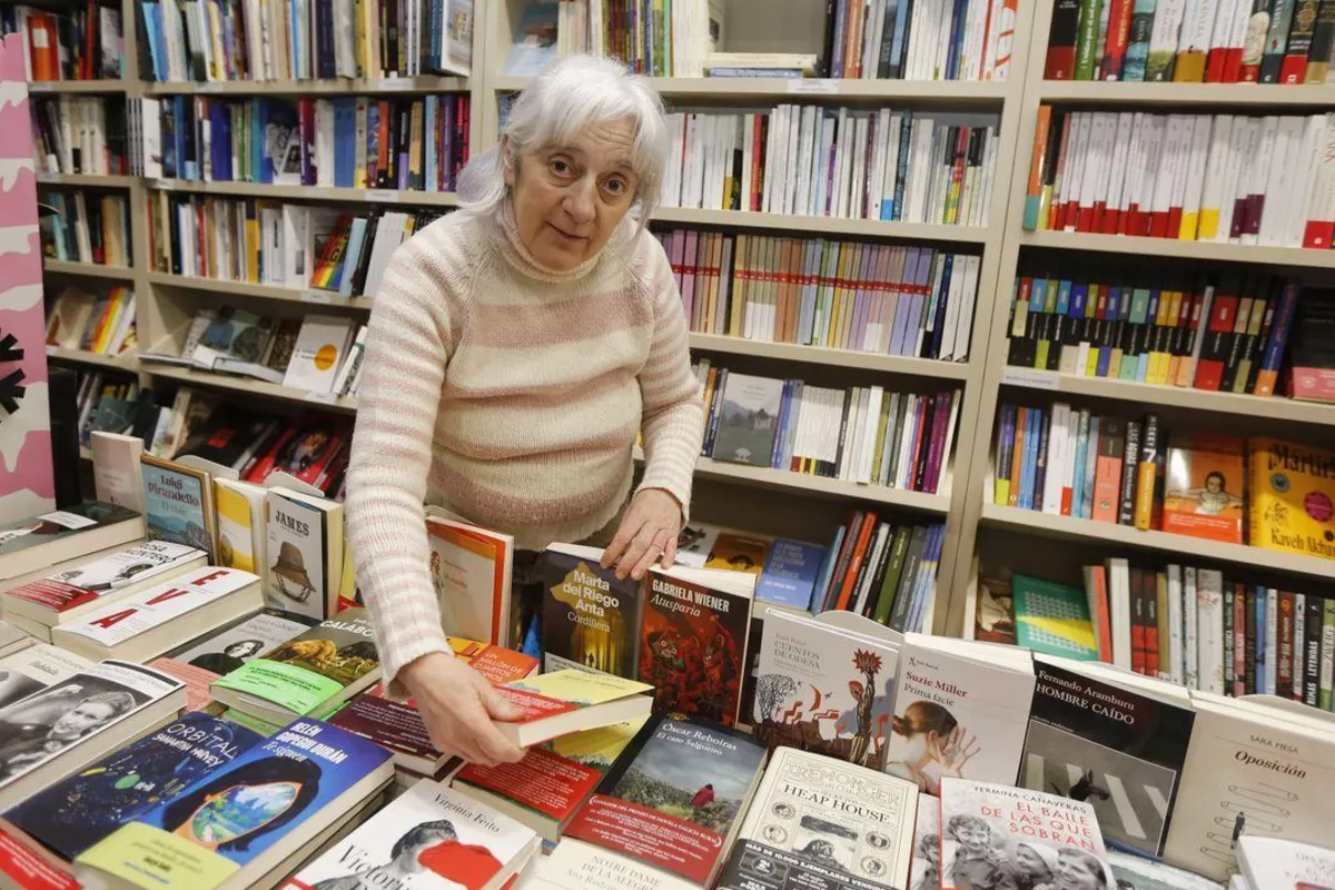 Femme de 69 ans poursuivant une activité professionnelle dans une librairie